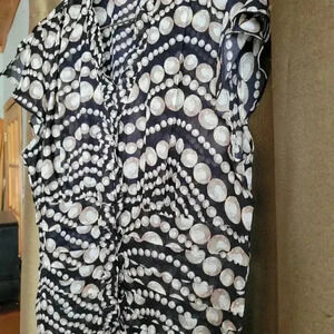 Light & airy summer top  with black white and tan med